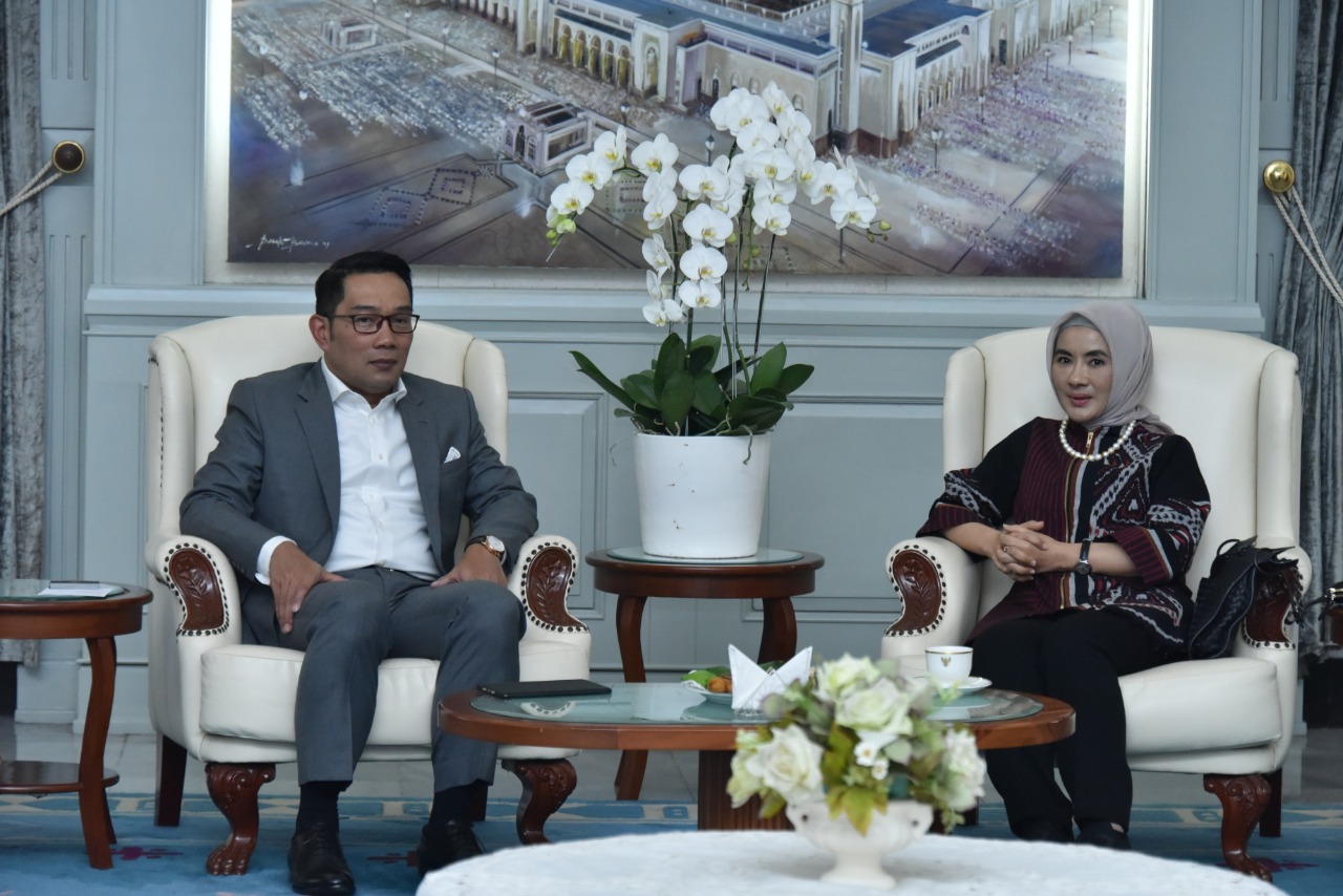 Gubernur Jawa Barat Ridwan Kamil saat menerima kunjungan Direktur Utama PT Pertamina (Persero) Nicke Widyawati beserta jajaran di Gedung Negara Pakuan, Kota Bandung, Rabu (27/11/19).