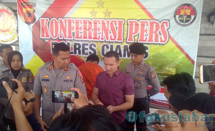 Kapolres Ciamis AKBP Bismo Teguh Prakoso saat memaparkan penangkapan pencuri sepeda motor di Mapolres Ciamis, Selasa (26/11/2019) (foto Husen)