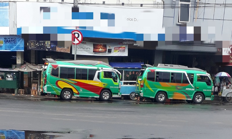 Angkutan umum ngetem di tempat terlarang (foto Ibenk)