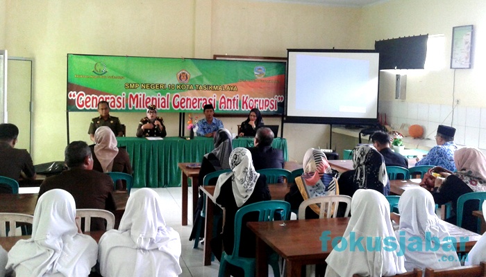 Kejaksaan Kota Tasikmalaya Saat Memaparkan Anti Korupsi Ke Pelajar di Kelas (FOKUSJabar-Seda)