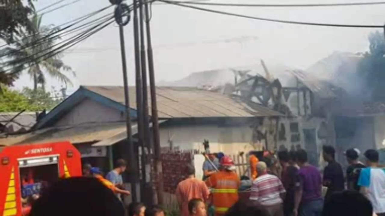 Perum Si Jago Merah Ngamuk, Hanguskan Bangunan Semi Permanen (Foto Seda)