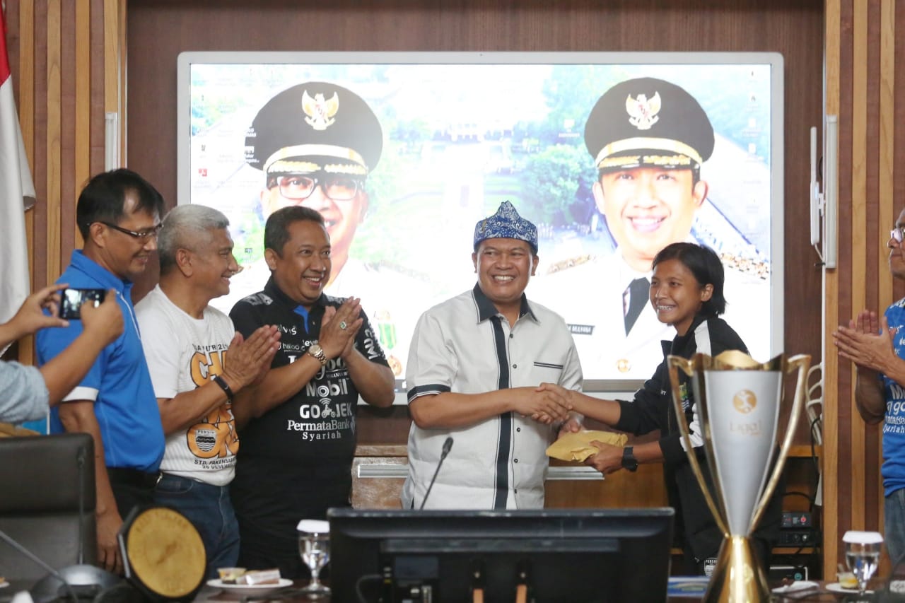 Wali Kota Bandung Oded M Danial menyerahkan uang bonus kepada kapten tim Persib putri, Een Sumarni. (HUMAS Kota Bandung)