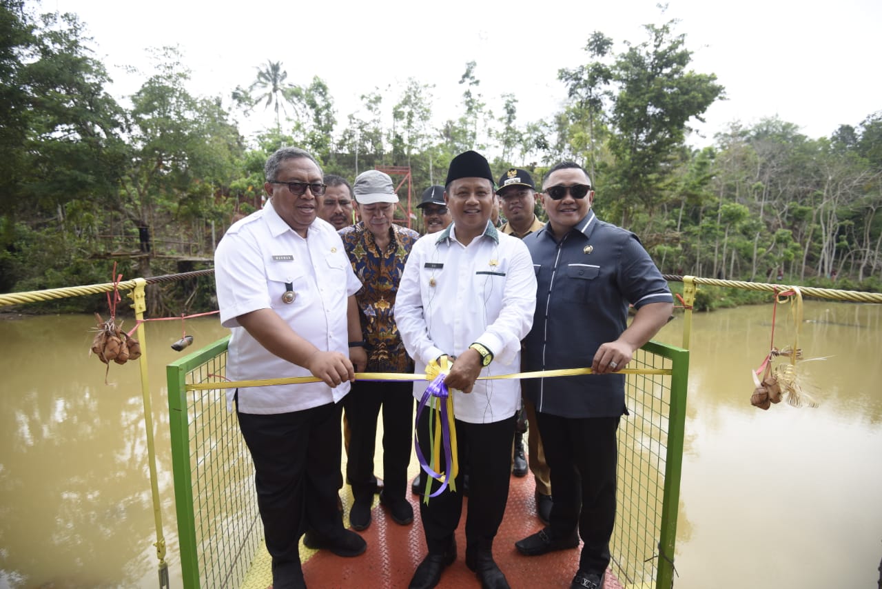 Sukabumi, Wagub Jabar Serahkan Maskara, Resmikan Jantung Desa