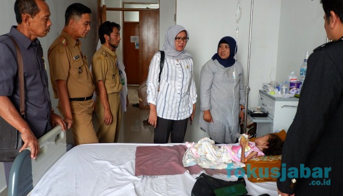 Komisi IV DPRD Garut saat menjenguk pasien Stunting di RSU dr. Slamet Garut