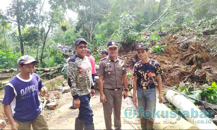 Sekcam bersama masyarakat saat meninjau jalan yang tertimbun longsor di Kecamatan Lumbung, Kabupaten Ciamis (foto Andri)