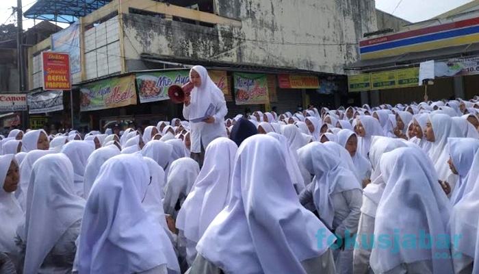 Tidak Terima Dituduh Mencuri, Ribuan Santriwati Demo Indomart