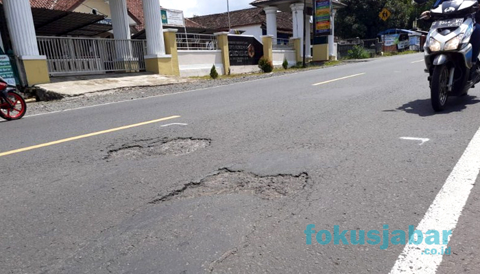 Banyak Jalan Berlubang, Pengguna Diharapkan Hati-hati Melintas Jalur Ciamis