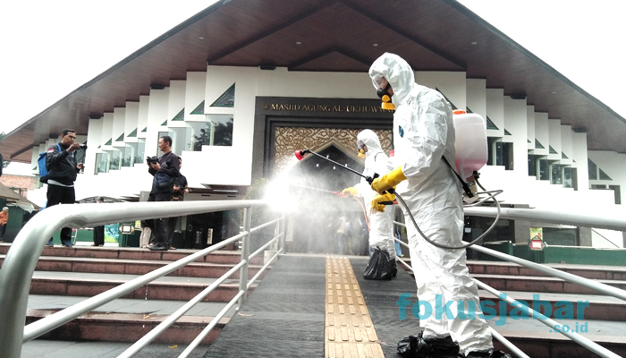 egah Covid-19, PMI Kota Bandung Lakukan Penyemprotan disinfektan di Ruang Publik