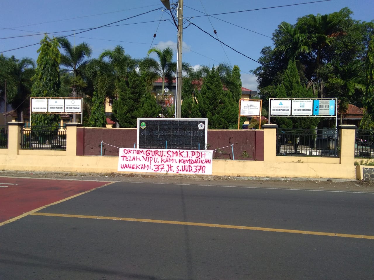 Spanduk Tagihan Utang Di Depan Smk Negeri 1 Padaherang Fokus Jabar 1250