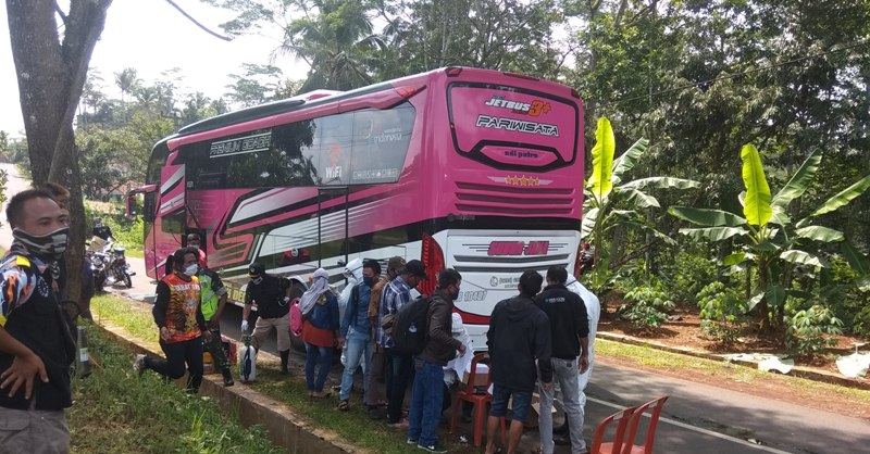 Cegah Corona, Orang dari Luar Ciamis Disemprot Disinfektan