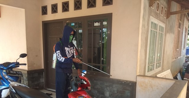 Warga Pamalayan Ciamis Lakukan Penyemprotan Disinfektan