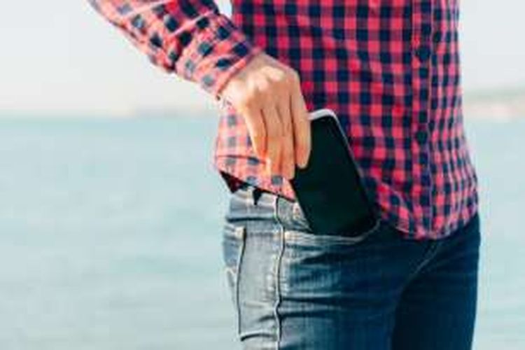 Waduh! Simpan Ponsel di Saku Celana Berisiko Turunkan Kesuburan Pria