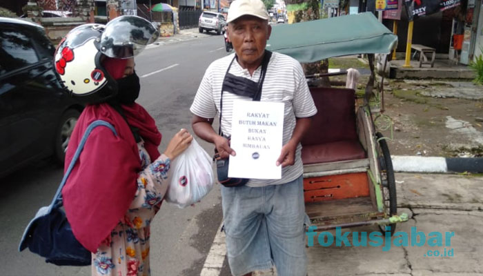 Pemkot Dianggap Tak Responsif, Pemuda Banjar Bergerak Bagikan Sembako