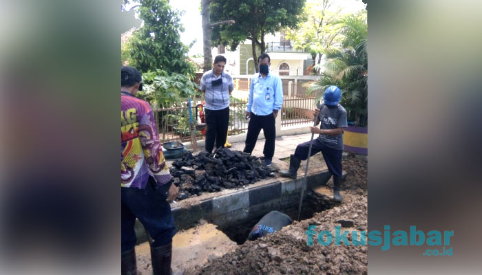 PDAM Tirta Galuh Ciamis Cepat Tanggap Perbaiki Pipa Bocor