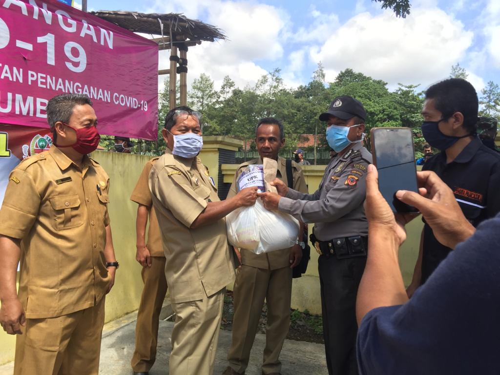 Dampak Virus Corona,UPK Lumbung Salurkan Dana Sosial Ke Posko Gabungan Terpadu Covid -19