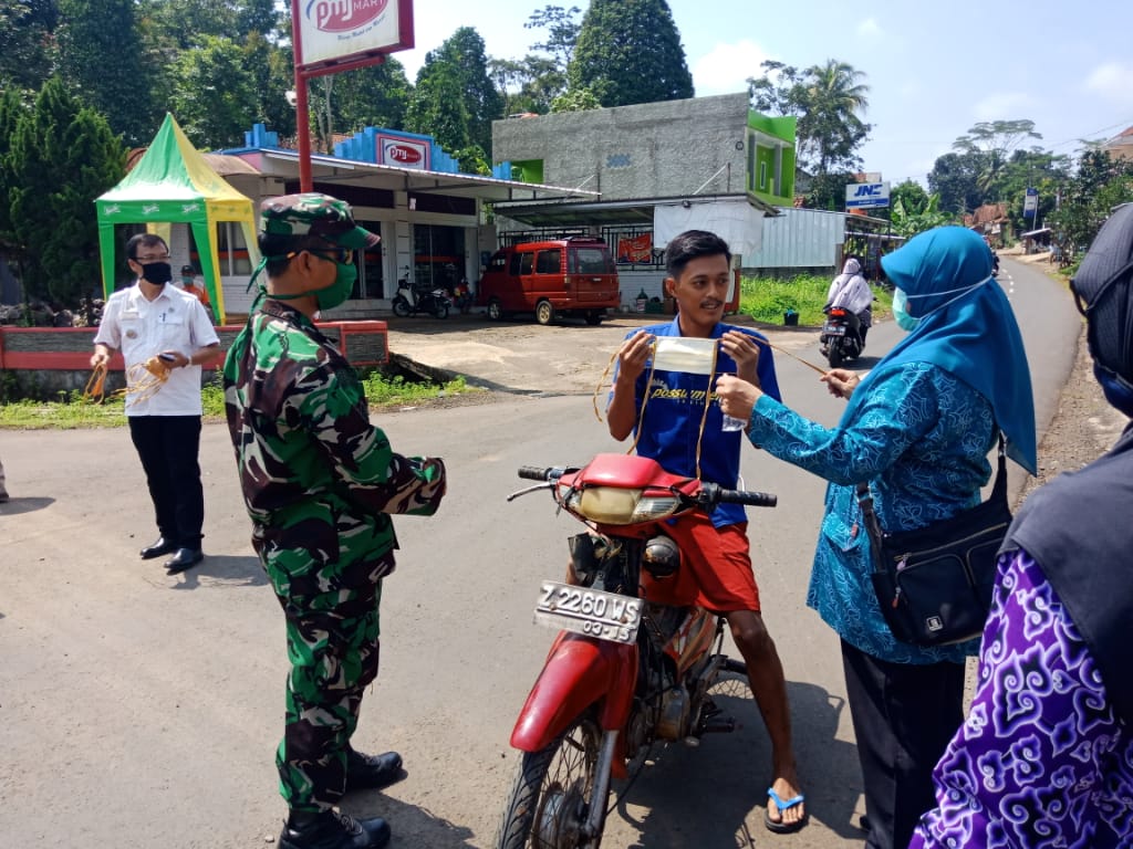 muspika-sukadana-bantu-warga-berikan-sembako-dan-masker