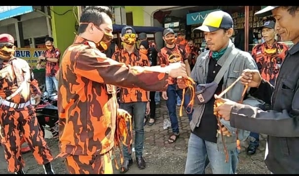 Cegah Covid -19, PP Cisaga Ciamis Bagikan Ribuan Masker