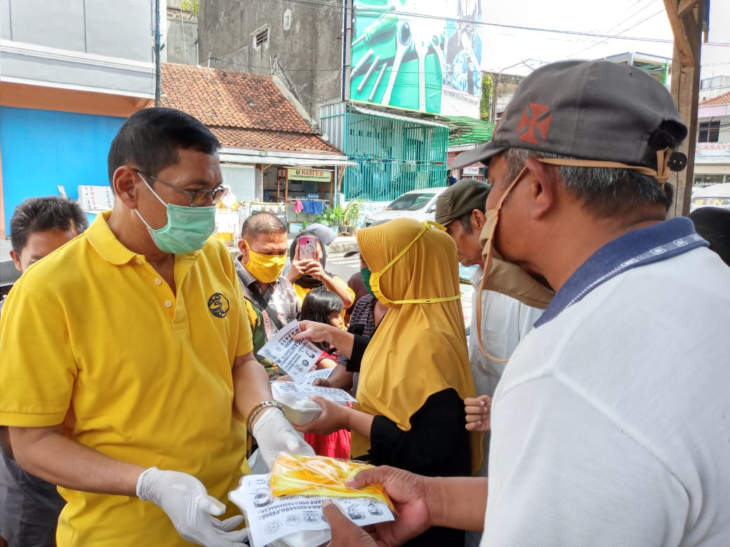 Golkar Kota Tasikmalaya Bagikan Nasi dan Masker Untuk Warga Terdampak Covid-19