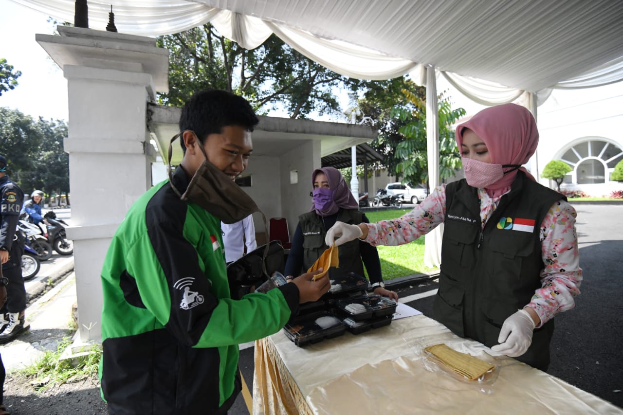 Dirikan Posko, Jabar Bergerak Makan Siang Gratis