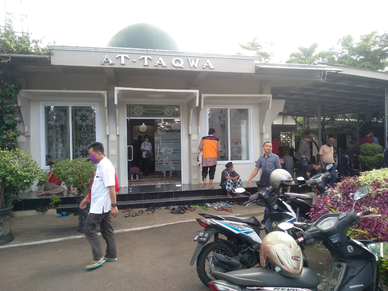 FOKUSJabar.co.ic Jamaah Masjid At-Ta-Taqwa
