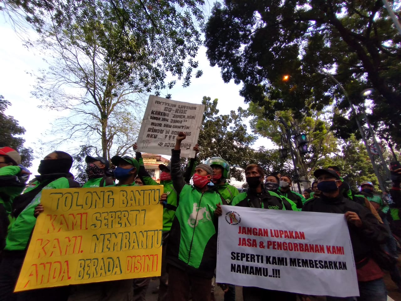 FOKUSJabar.id Aksi damai ojol di Balai Kota Bandung