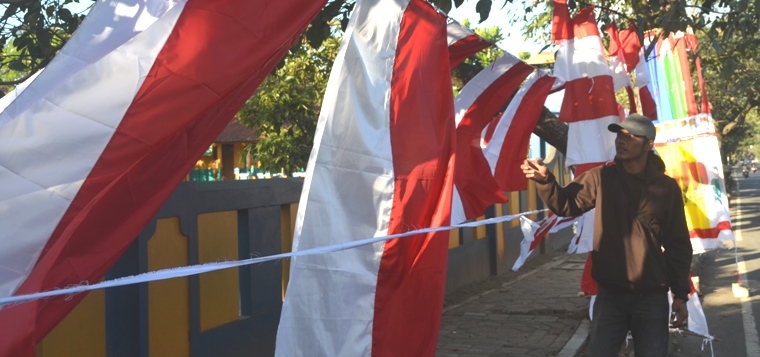 FOKUSJabar.id Pedagang pernak pernik Agustusan