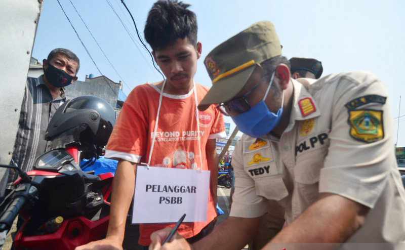 Tak Kenakan Masker di Bogor Dihukum Nyanyi Indonesia Raya