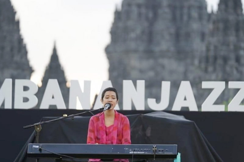 Frau Sejukan Senja di Prambanan Jazz Online 2020