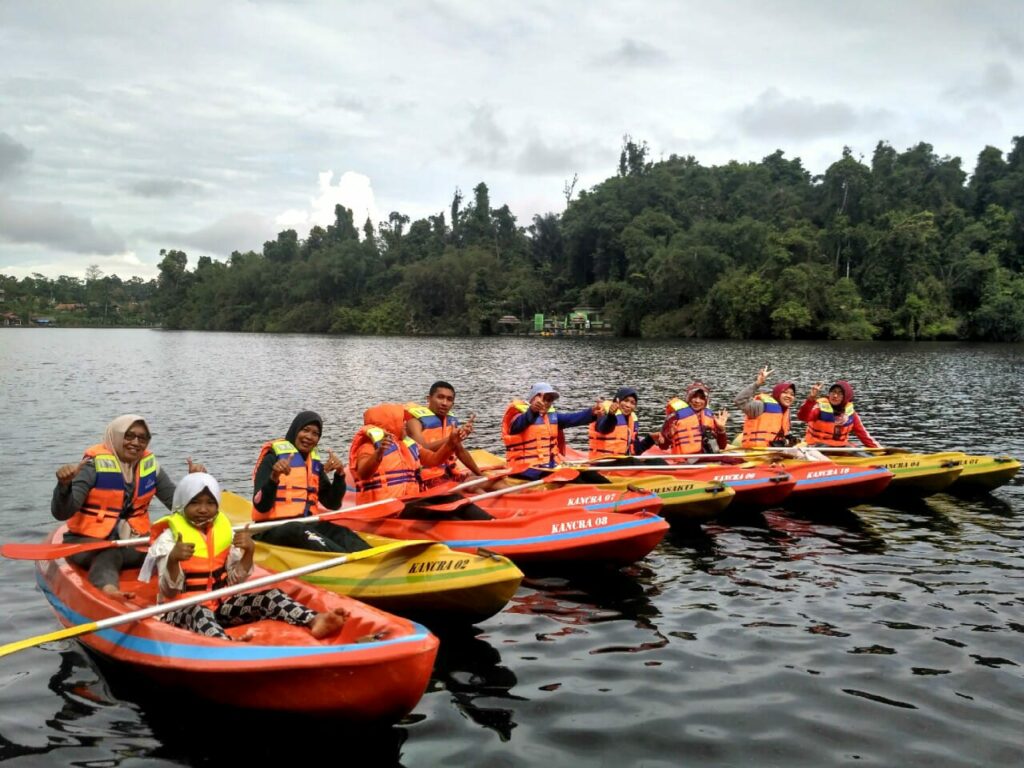 Wisata Kancra Kayaking, Nikmati Situ Panjalu Diatas Perahu ...