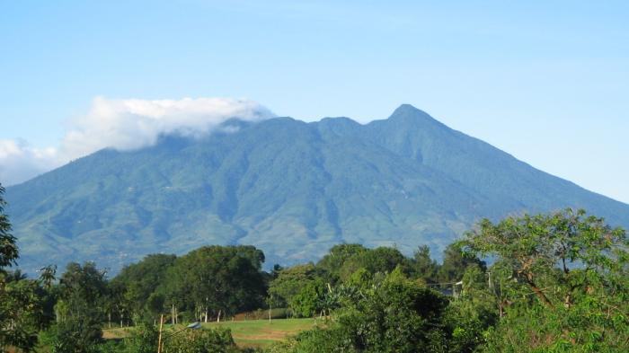 5 Gunung Yang Kental Dengan Hal Mistis di Indonesia - Fokus Jabar