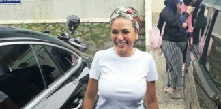 Nikita Mirzani di gedung Trans TV, Mampang, Prapatan, Jakarta Selatan. Saat sedang diwawancarai perihal aksi bagi bagi alat kontrasepsi.