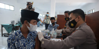Dok. Humas Polres Tasikmalaya pelaksanaan vaksinasi merdeka di SMK Daarul Hidayah Kecamatan Cigalontang, Kabupaten Tasikmalaya, Rabu (22/9/2021)