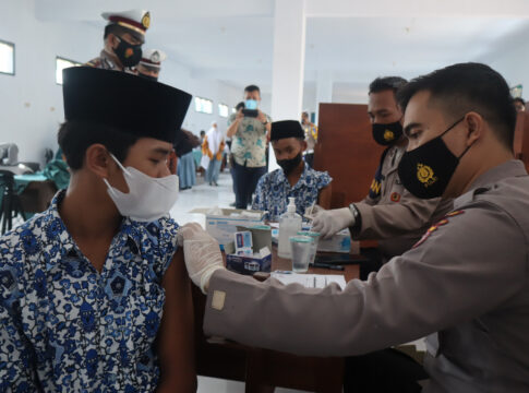 Dok. Humas Polres Tasikmalaya pelaksanaan vaksinasi merdeka di SMK Daarul Hidayah Kecamatan Cigalontang, Kabupaten Tasikmalaya, Rabu (22/9/2021)