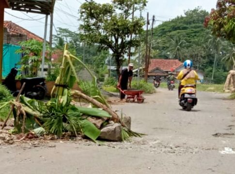 Jalan rusak Selawangi fokusjabar.id