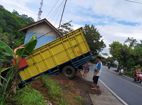 Truk tergelincir