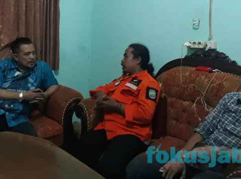 Ketua Perkumpulan Penyandang Disabilitas Indonesia (PPDI) Kabupaten Ciamis Dodo Zakaria (Tengah)