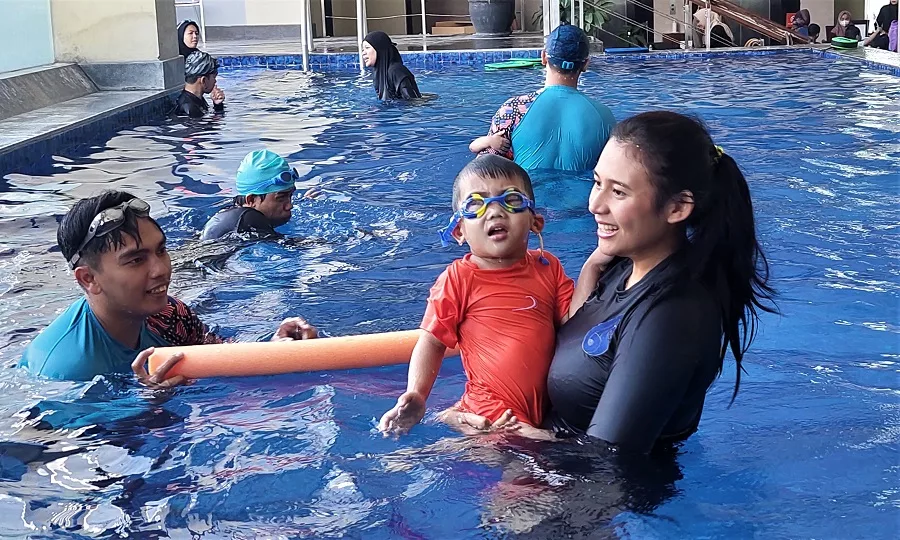 fokusjabar.id baby swim Salma Maulina Wijaya