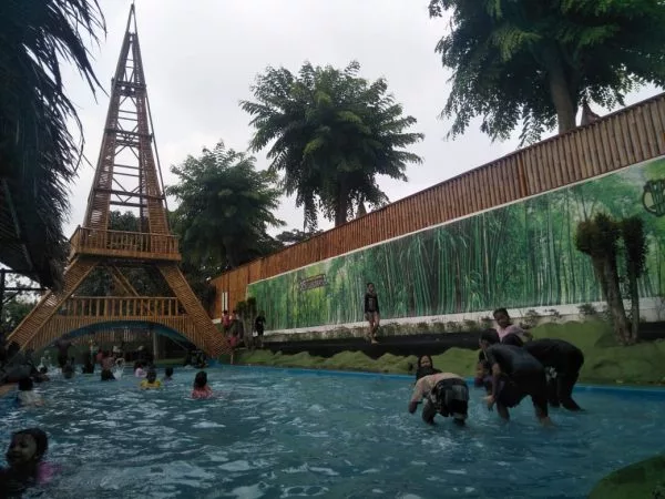 Kolam Renang Menara Bambu Begog Raya