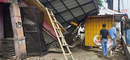 Sebuah Bangunan Ruko Yang Berada di jalan Cibolerang Kecamatan Babakan Ciparay kota Bandung ambruk pada Selasa (14/3/2023) sekira pukul 16:30 WIB kemarin

(FokusJabar/Yusuf Mugni) 