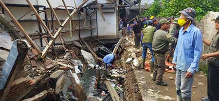 Sebuah Bangunan Ruko Yang Berada di jalan Cibolerang Kecamatan Babakan Ciparay kota Bandung ambruk pada Selasa (14/3/2023) sekira pukul 16:30 WIB kemarin

(FokusJabar/Yusuf Mugni) 