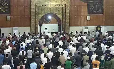 Ribuan Kaum Muslimin Kota Tasikmalaya Melaksanakan Sholat Tarawih Perdana Di Masjid Agung Bersama Pj Walikota (foto Seda)