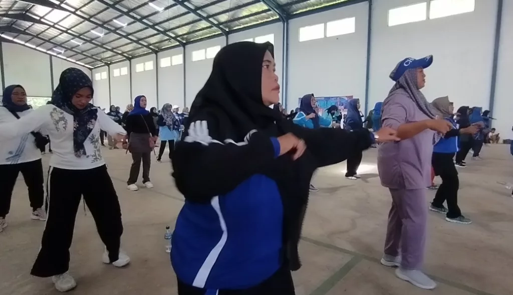 Puluhan emak-emak saat mengikuti gebyar senam bahagia bersama Srikandi Demokrat Ciamis  (FokusJabar/Budiana Martin)