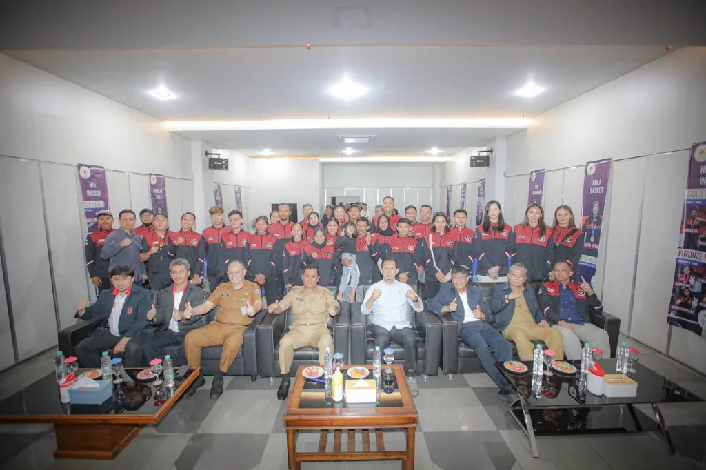 Plh Wali Kota Bandung Ema Sumarna Saat Memberikan Penghargaan Bagi Para Atlet Kota Bandung Pada Ajang SEA Games Kamboja 2023 di Gedung KONI kota Bandung Jalan Jakarta Jabar Selasa (30/5/2023) -Istimewa- (FokusJabar/Yusuf Mugni)