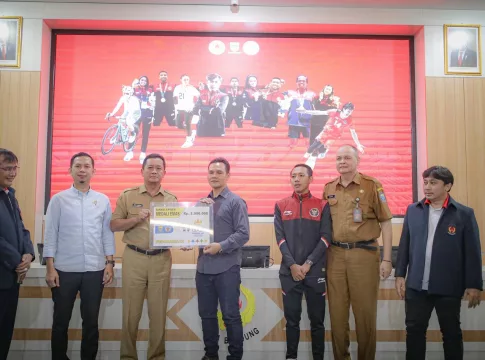 Plh Wali Kota Bandung Ema Sumarna Saat Memberikan Penghargaan Bagi Para Atlet Kota Bandung Pada Ajang SEA Games Kamboja 2023 di Gedung KONI kota Bandung Jalan Jakarta Jabar Selasa (30/5/2023) -Istimewa- (FokusJabar/Yusuf Mugni)