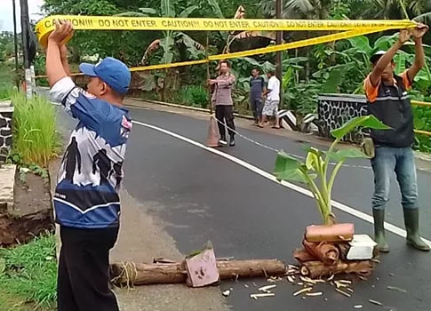 jembatan jebol