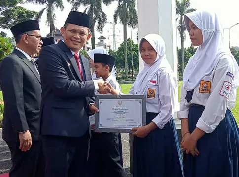 Hardiknas Pj Walikota Tasikmalaya Cheka Virgowansyah Berikan Penghargaan Ke Pelajar Yang Berprestasi (foto Seda)