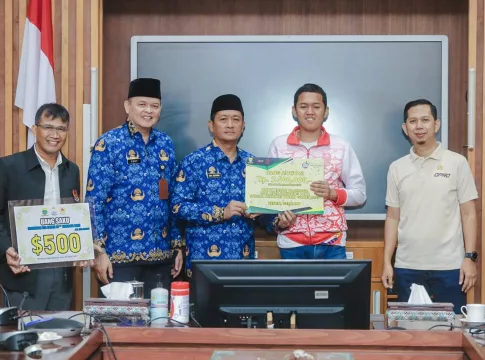 Pelaksana Harian (Plh) Wali Kota Bandung, Ema Sumarna secara simbolis memberikan uang saku saat pelepasan para atlet kota Bandung di Balai Kota Bandung Jalan Wastukencana Jabar Selasa (2/5/2023) (FokusJabar/Yusuf Mugni)