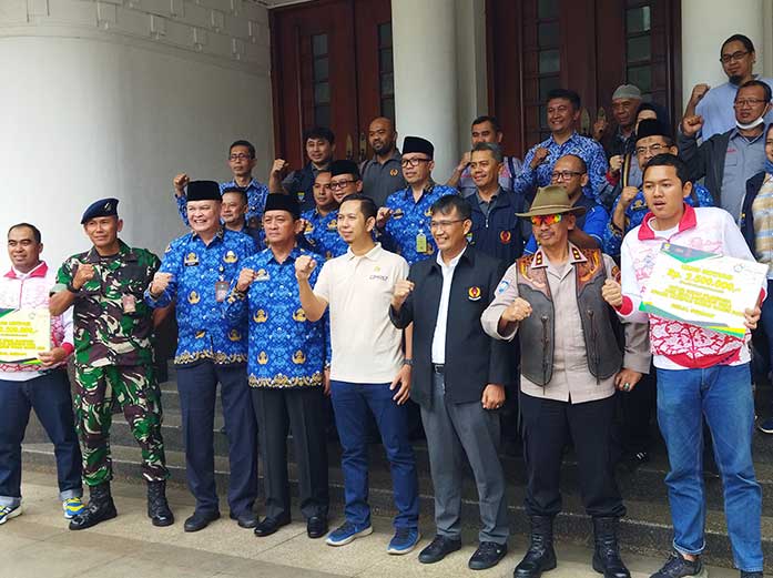 Pelaksana Harian (Plh) Wali Kota Bandung, Ema Sumarna secara simbolis memberikan uang saku saat pelepasan para atlet kota Bandung di Balai Kota Bandung Jalan Wastukencana Jabar Selasa (2/5/2023)

(FokusJabar/Yusuf Mugni) 