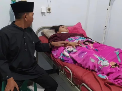 Anggota DPRD Ciamis Agus Rohimat prihatin dengan peristiwa penggorokan yang menimpa salah seorang siswi SMKN, Foto Husen Maharaja