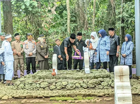 Bupati Ciamis beserta rombongan saat menggelar ziarah makam leluhur Galuh di makam Gunung Galuh, Sindangrasa (fauza).